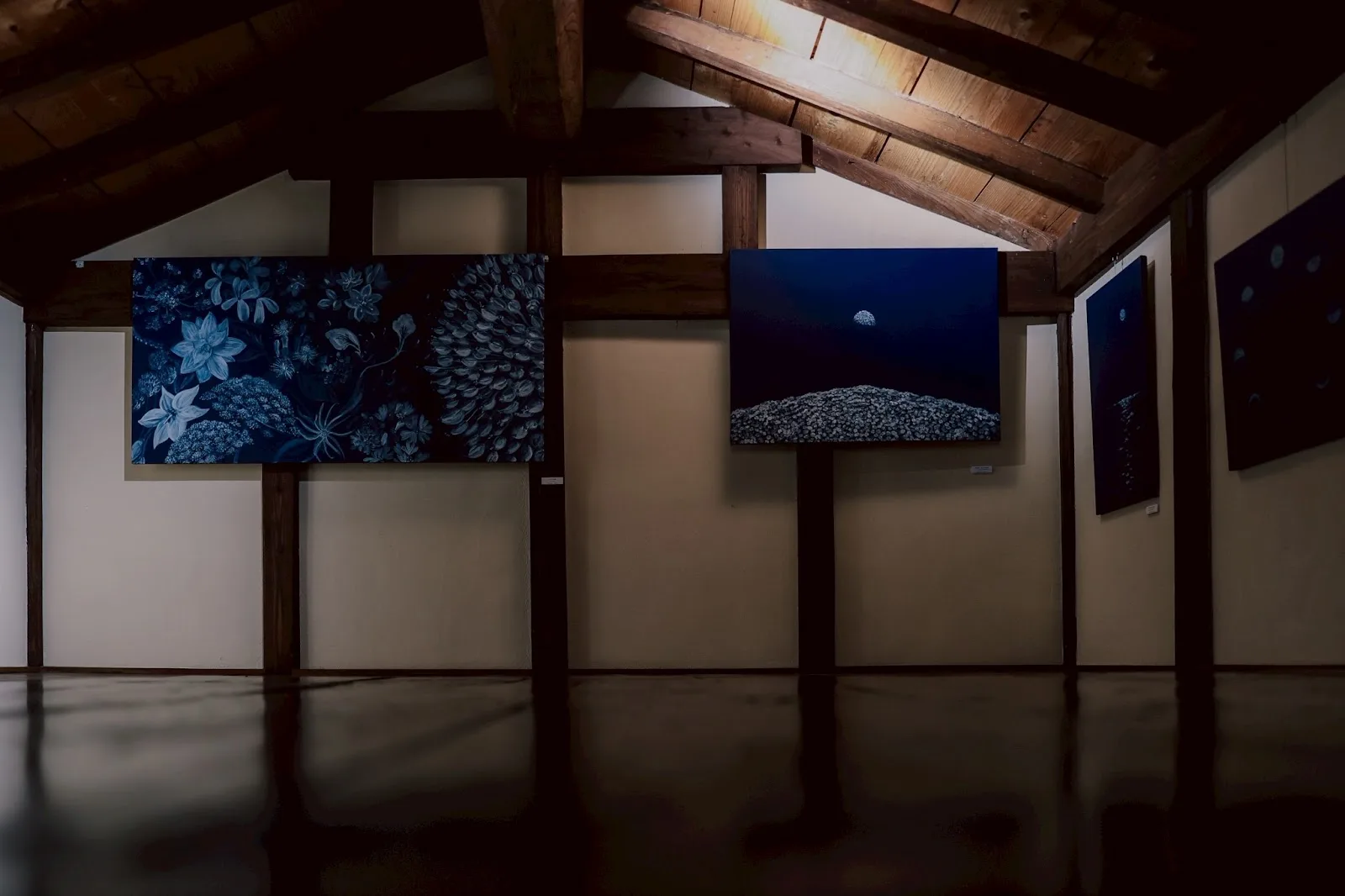 古民家の広間に大判の絵画が掛けられた個展の会場