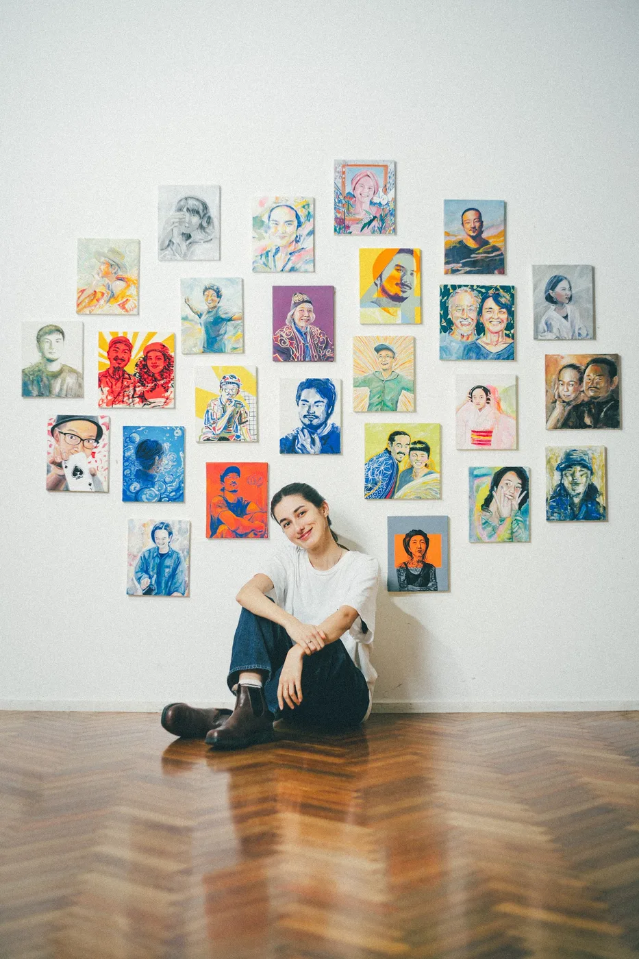 自身が描いた肖像画を背にしたアニー・レナ・オーバーマイヤー